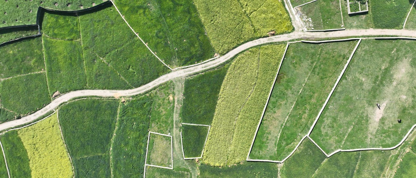 Echipa AgroPilot pregătind drona agricolă pentru serviciu