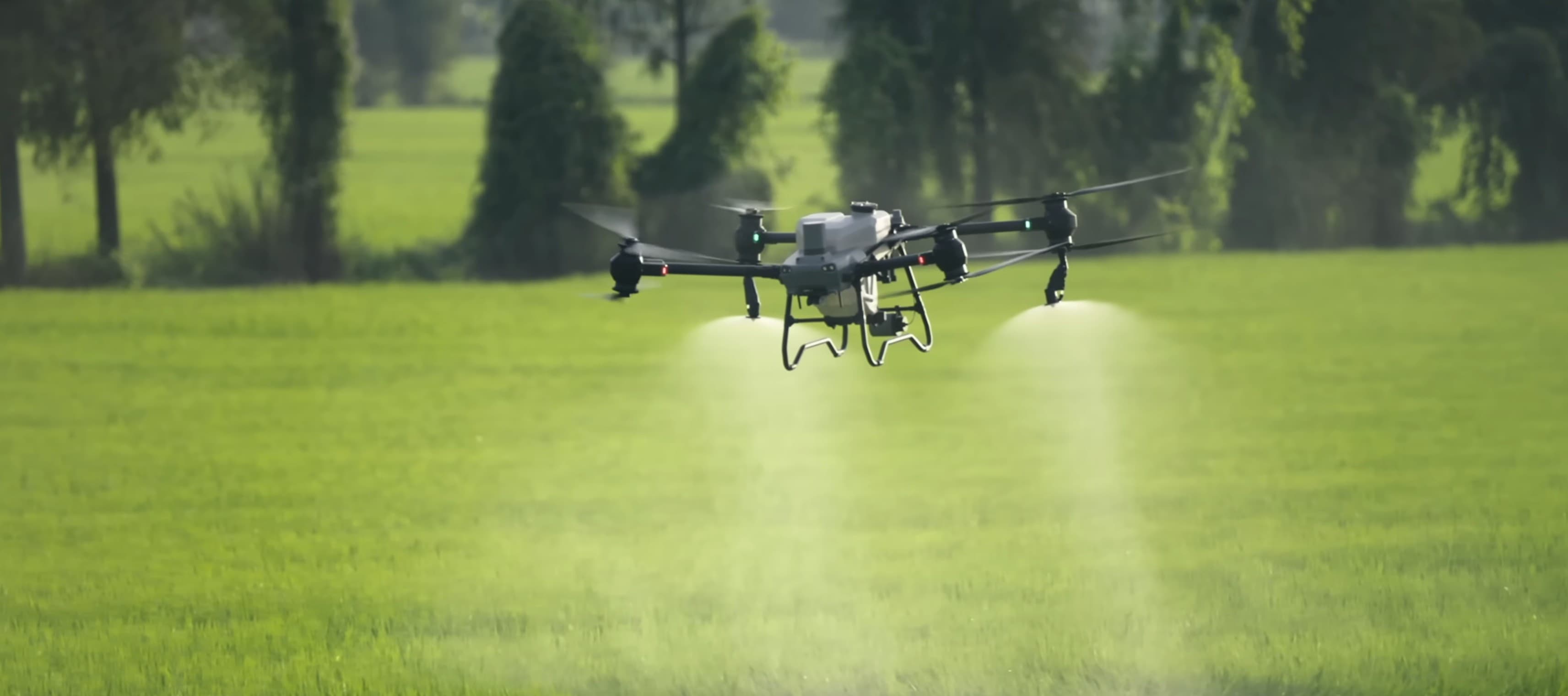 Dronă agricolă stropind culturile pe câmp